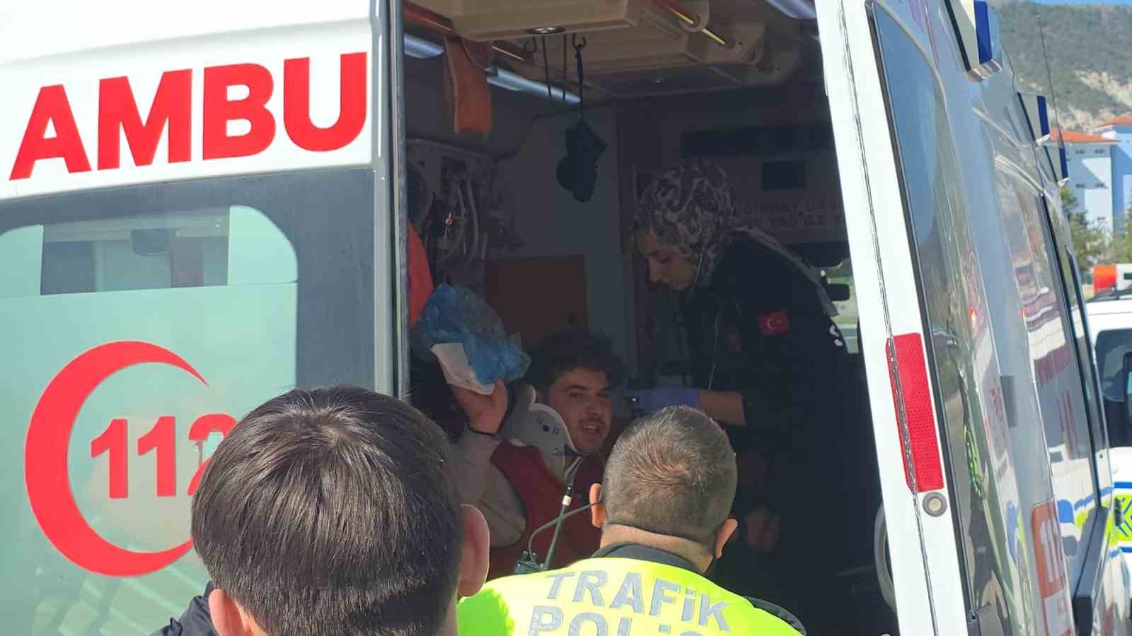 Otomobil aydınlatma direğine çarpıp ters döndü, sürücü yaralandı
