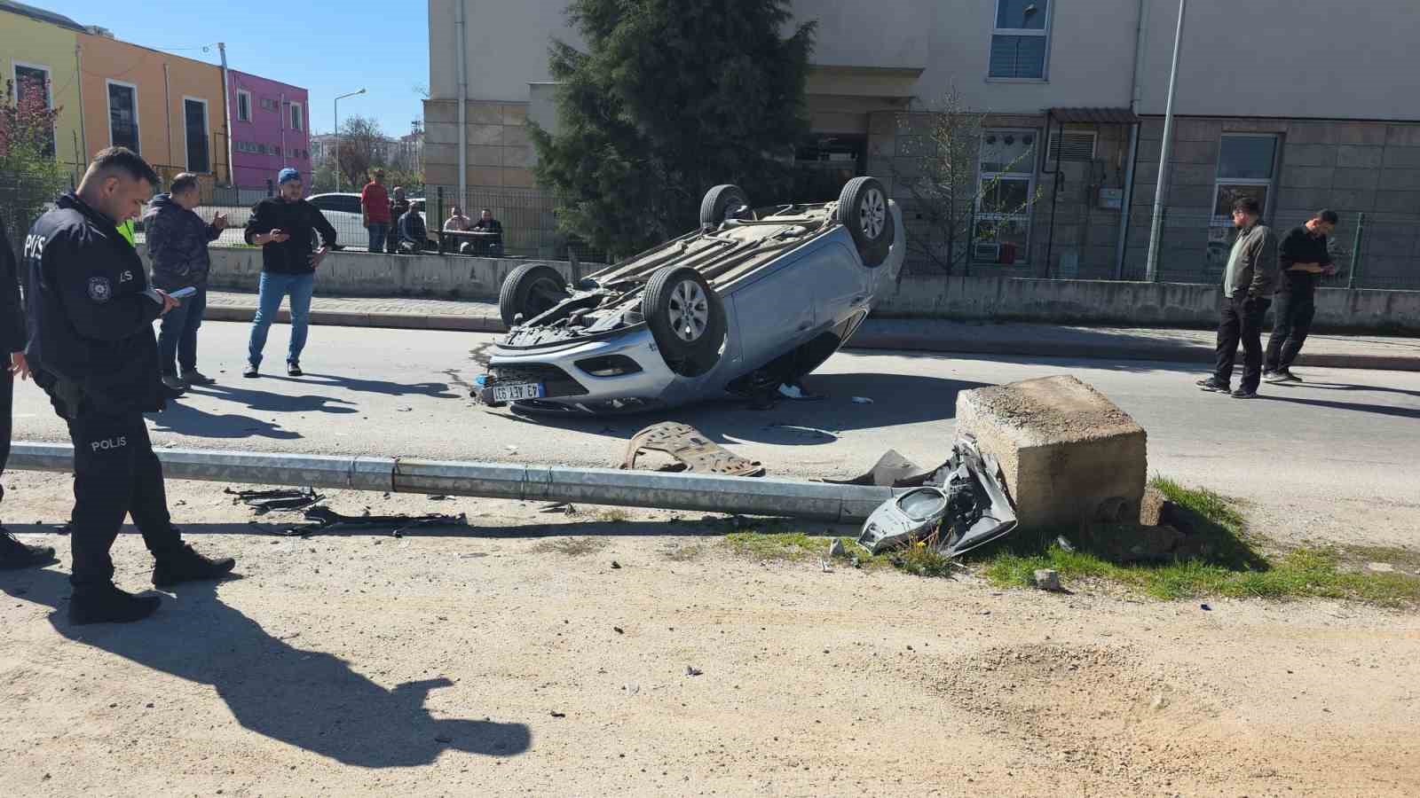 Otomobil aydınlatma direğine çarpıp ters döndü, sürücü yaralandı
