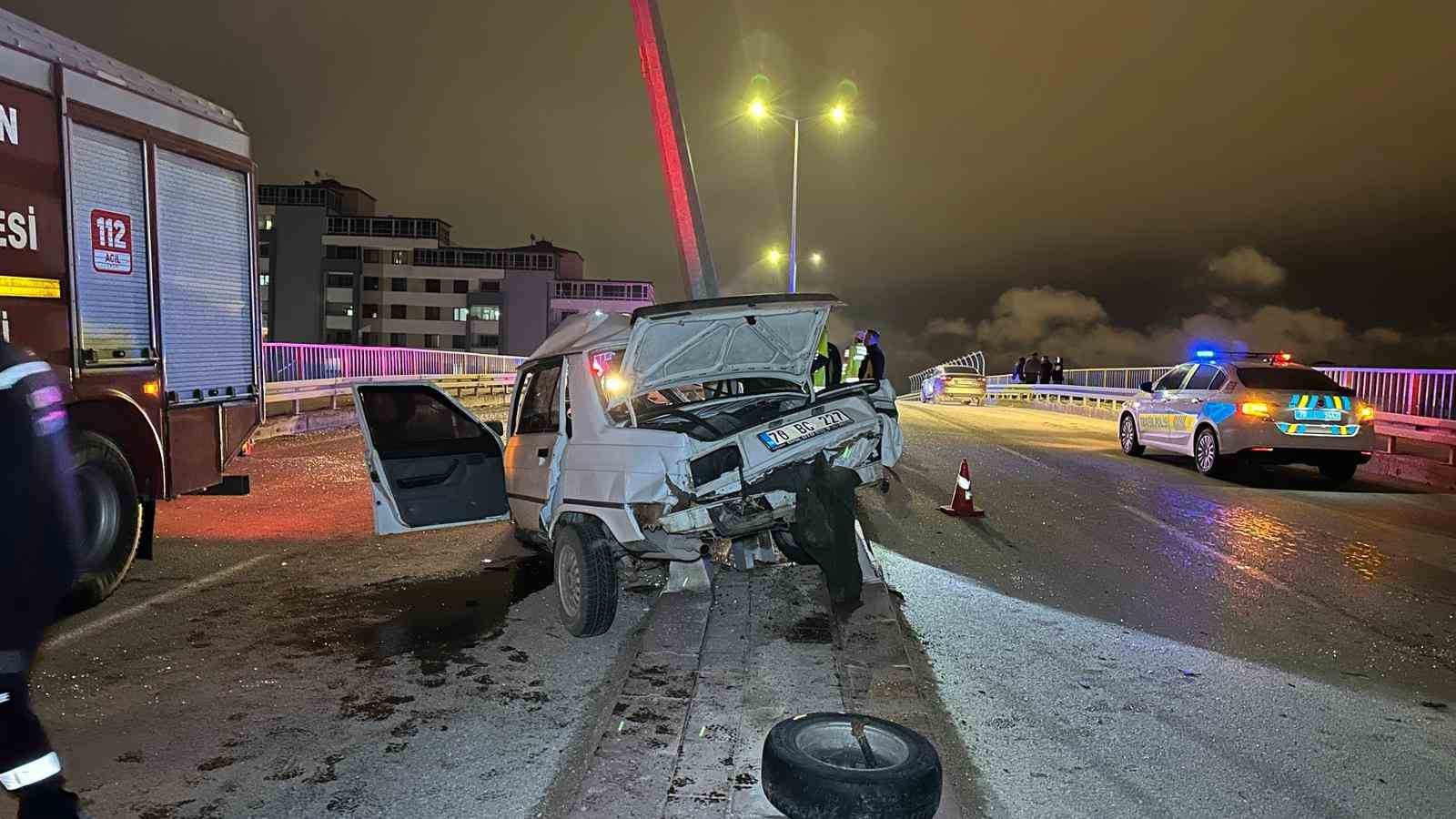 Otomobil aydınlatma direğine çarptı: 1’i ağır, 2 yaralı
