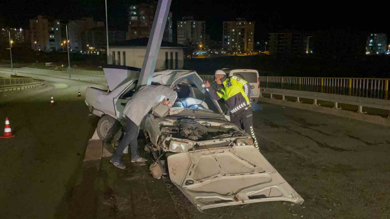 Otomobil aydınlatma direğine çarptı: 1’i ağır, 2 yaralı
