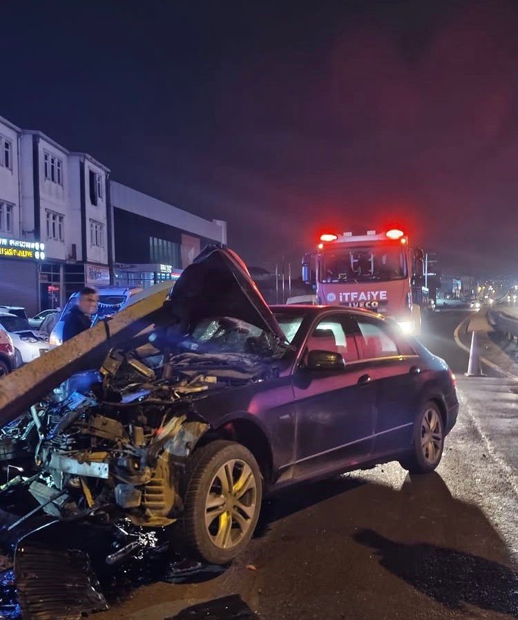 Otomobil bariyere saplandı: Sürücü yara almadan kurtuldu
