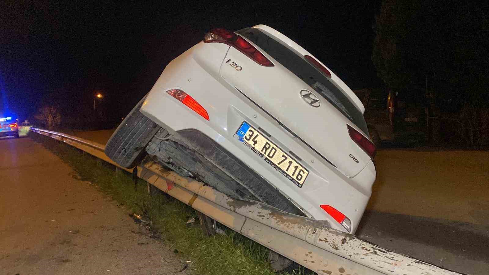 Otomobil bariyerlerde 15 metre sürüklenerek tıra çarptı: 4 yaralı
