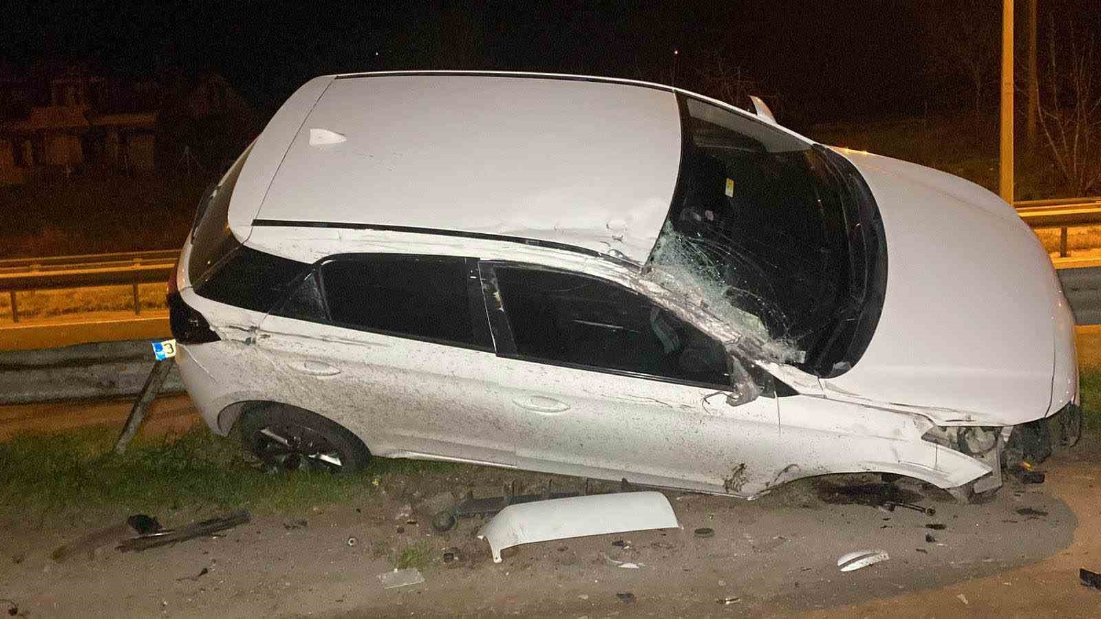 Otomobil bariyerlerde 15 metre sürüklenerek tıra çarptı: 4 yaralı
