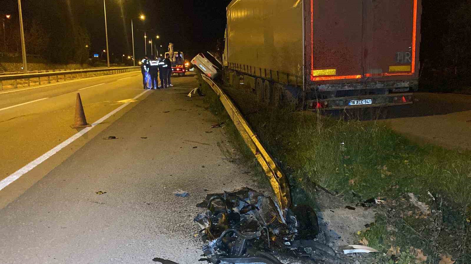 Otomobil bariyerlerde 15 metre sürüklenerek tıra çarptı: 4 yaralı
