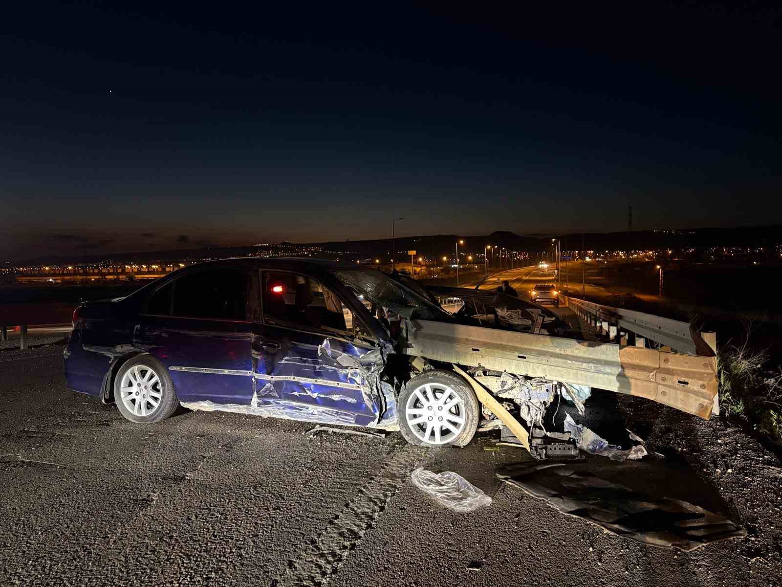 Otomobil bariyerlere ok gibi saplandı: 1 ağır yaralı
