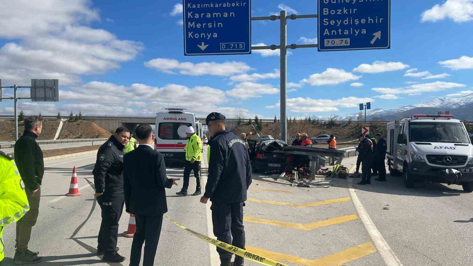 Otomobil bariyerlere ok gibi saplandı: Anne ve baba öldü, kız çocukları yaralandı
