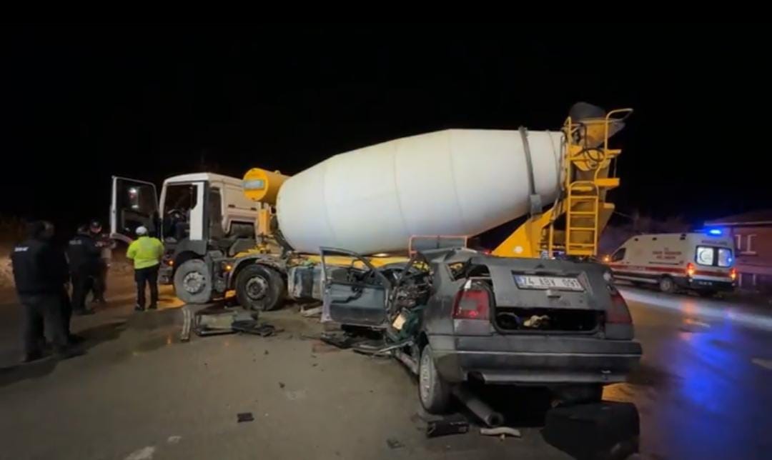 Otomobil beton mikserine çarptı: 1 yaralı
