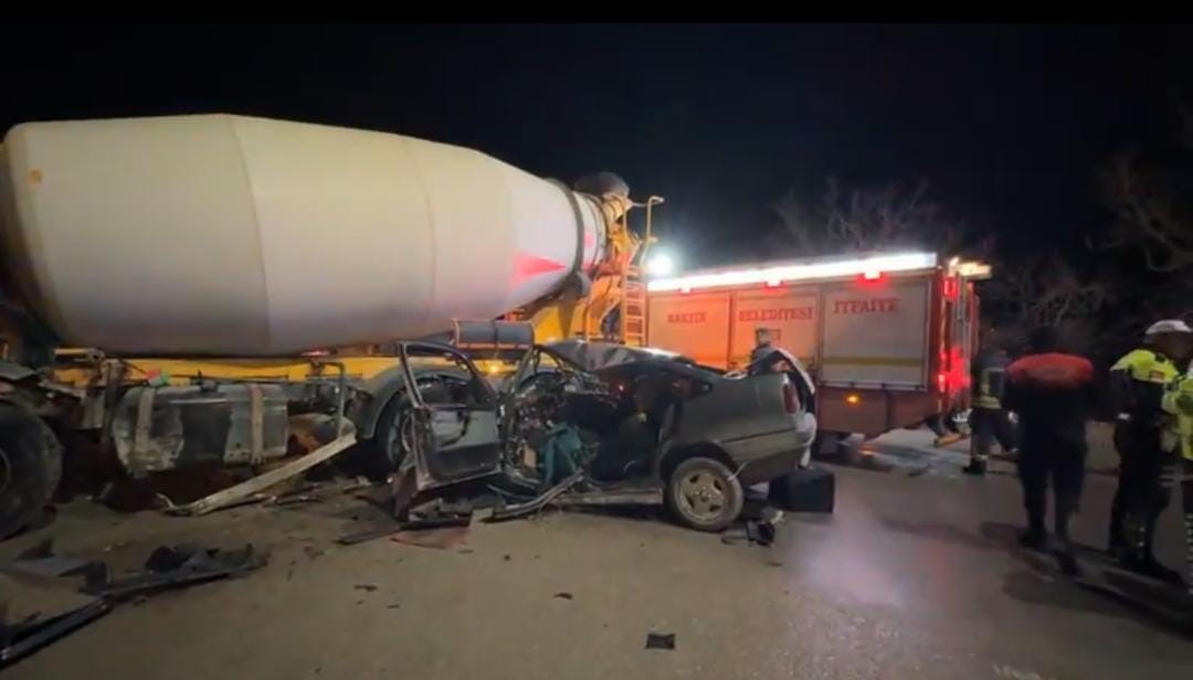 Otomobil beton mikserine çarptı: 1 yaralı
