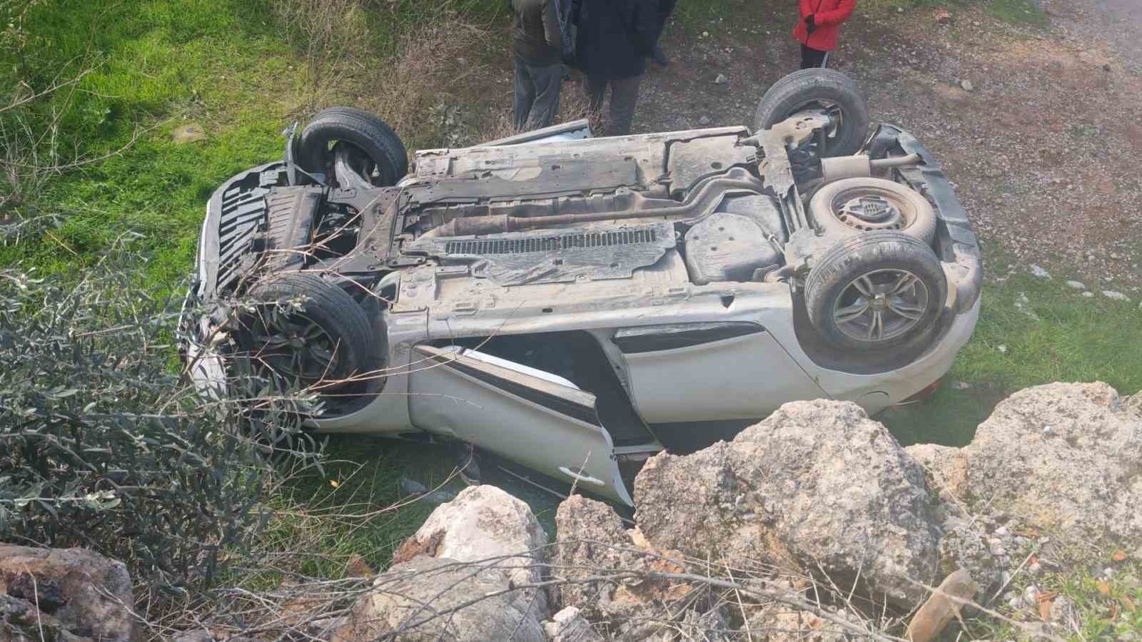 Otomobil boş araziye yuvarlandı: 4 yaralı
