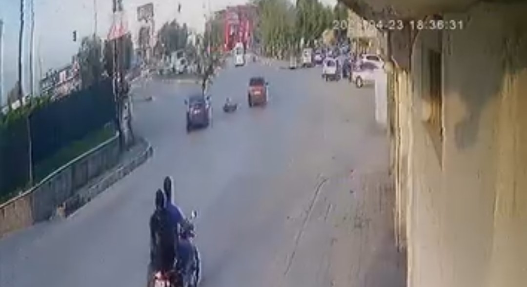 Otomobil çarptı, elektrikli bisiklet ikiye bölündü: Sürücü havada takla attı
