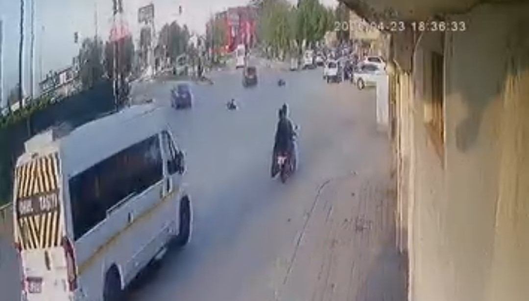 Otomobil çarptı, elektrikli bisiklet ikiye bölündü: Sürücü havada takla attı
