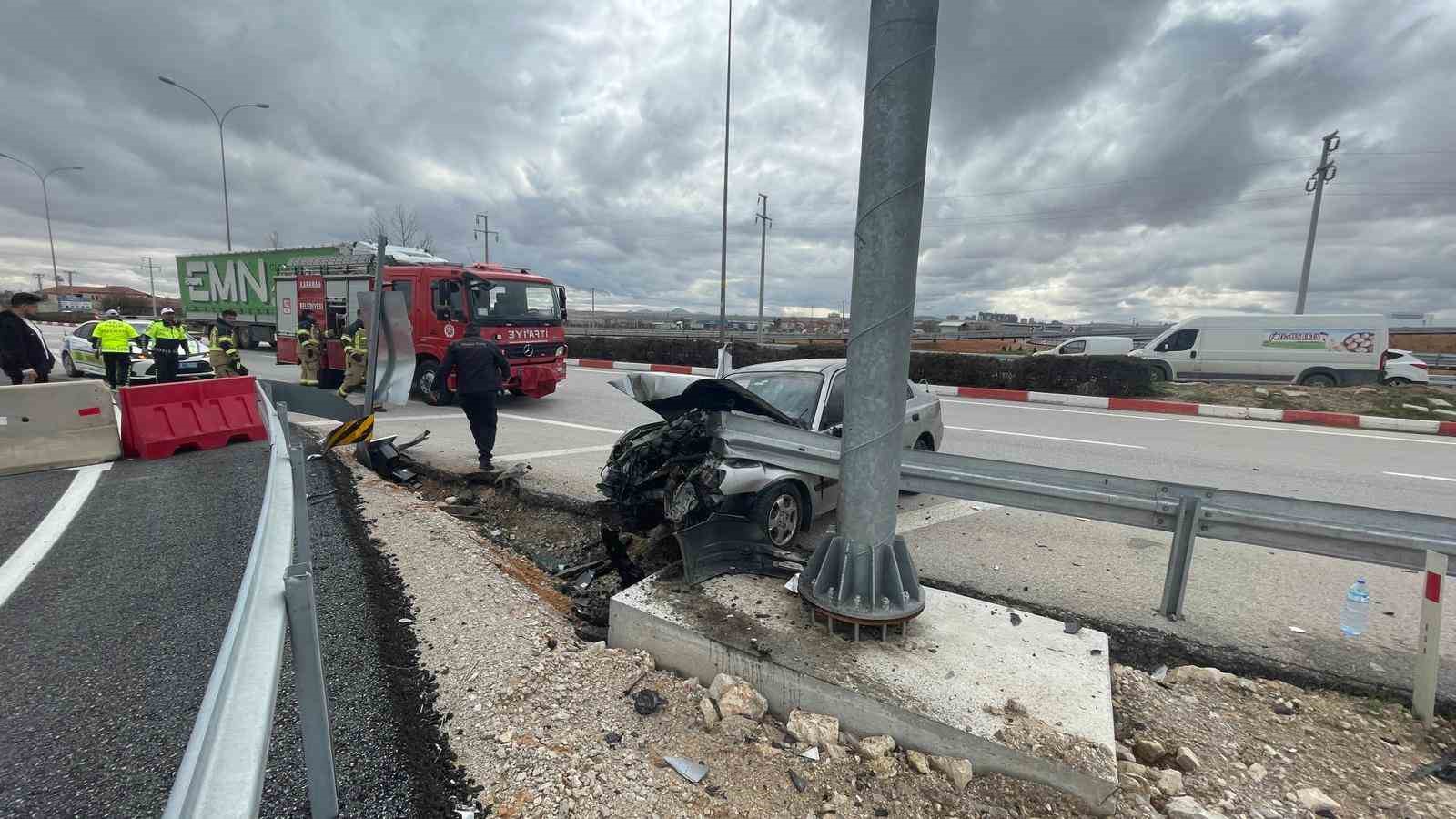 Otomobil demir bariyere ok gibi saplandı: Karı koca ölümden döndü
