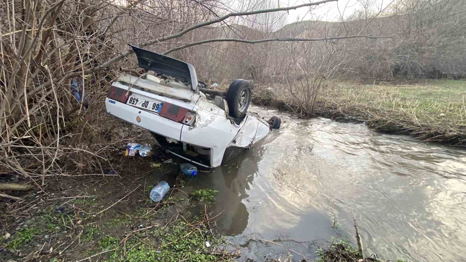 Otomobil dere yatağına uçtu, sürücü yaralandı
