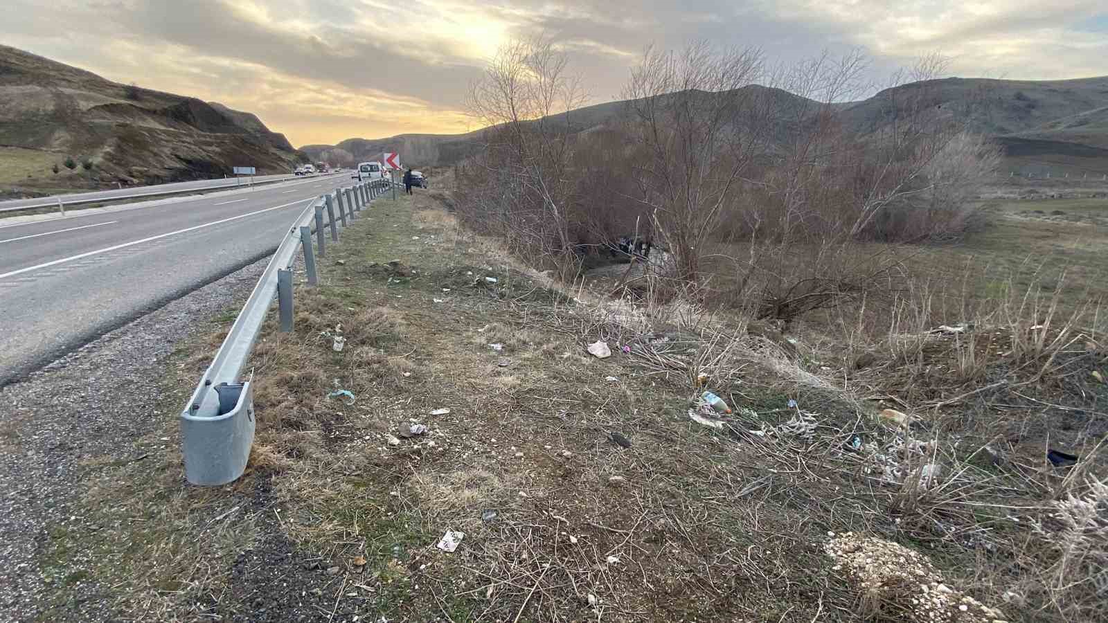 Otomobil dere yatağına uçtu, sürücü yaralandı
