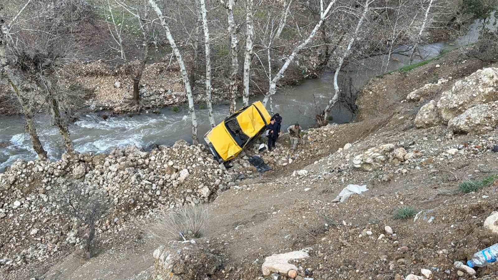 Otomobil dere yatağına yuvarlandı: 3 yaralı
