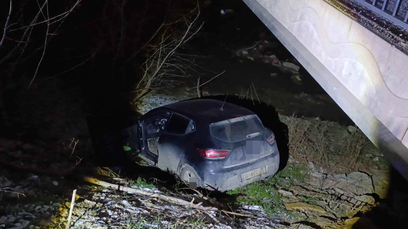 Otomobil dereye uçtu, sürücü yaralandı
