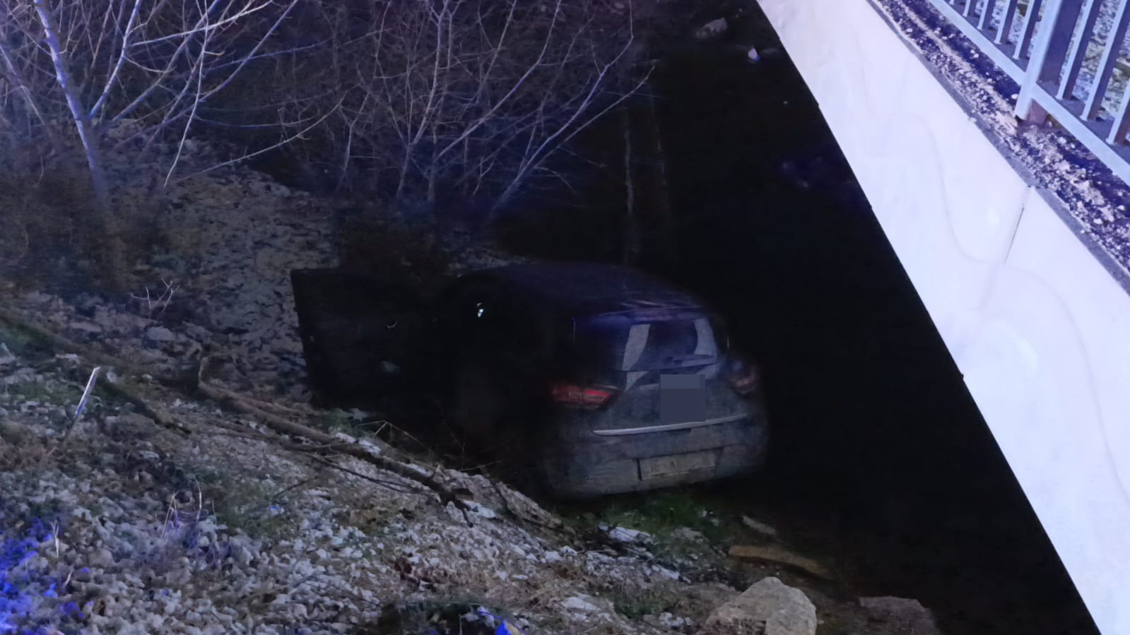 Otomobil dereye uçtu, sürücü yaralandı
