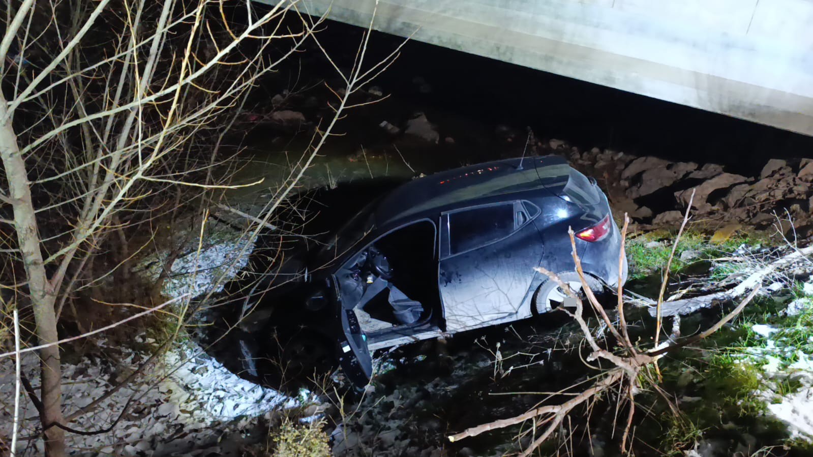 Otomobil dereye uçtu, sürücü yaralandı
