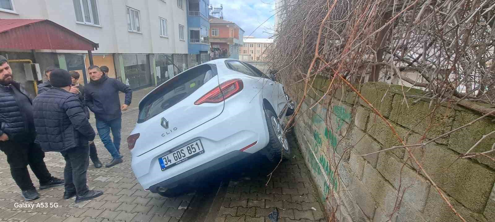 Otomobil duvara çarptı: 2 yaralı
