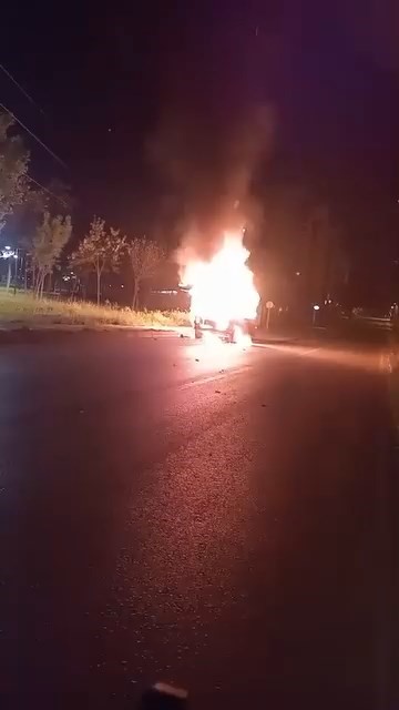 Otomobil gece yarısı alevlere teslim oldu, kullanılamaz hale geldi
