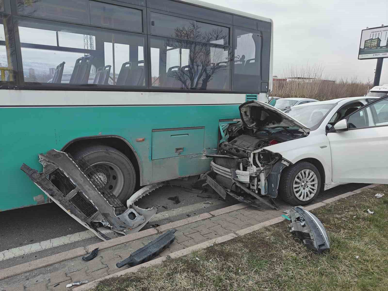 Otomobil halk otobüsüne çarptı, maddi hasar oluştu
