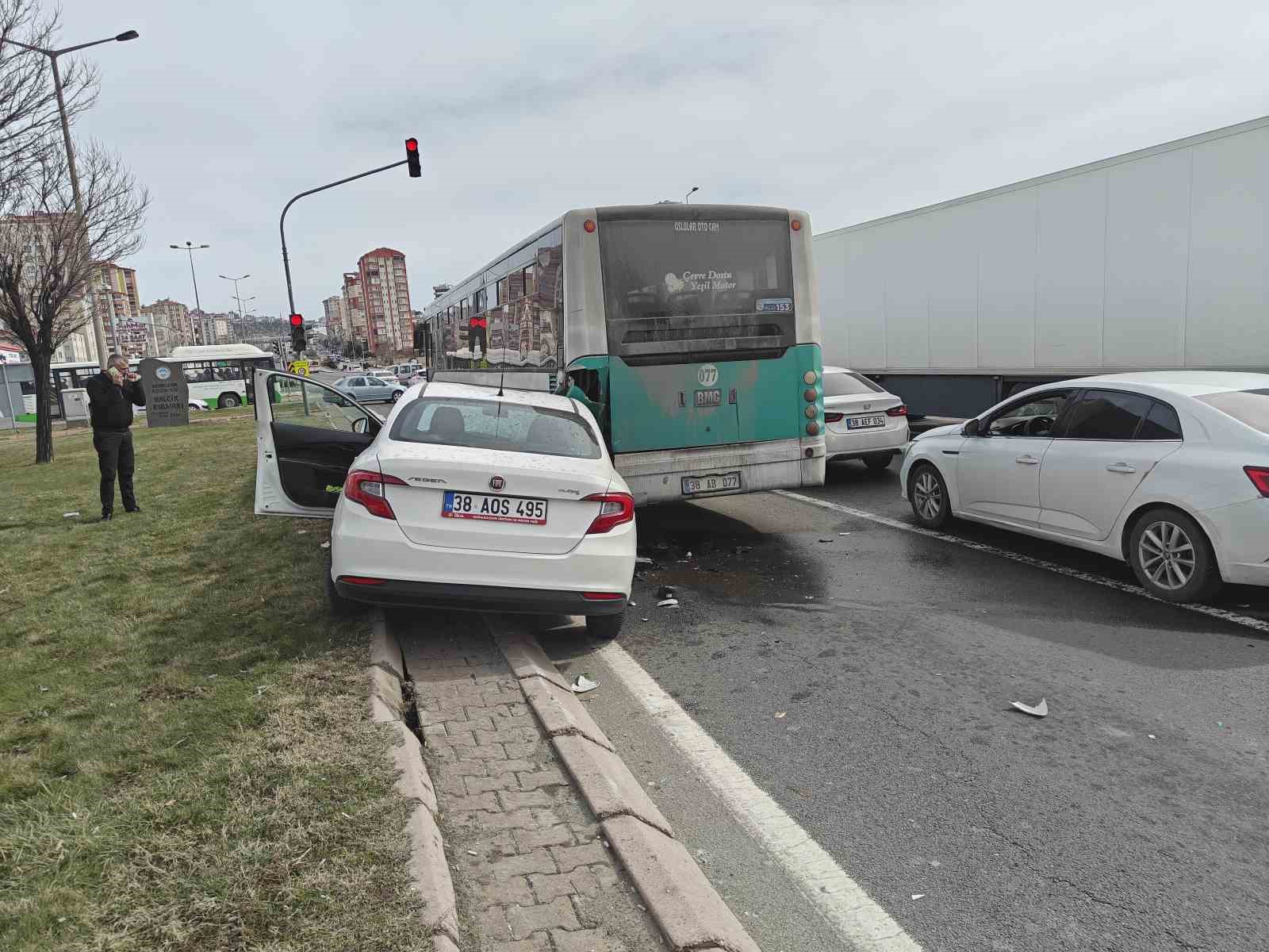 Otomobil halk otobüsüne çarptı, maddi hasar oluştu

