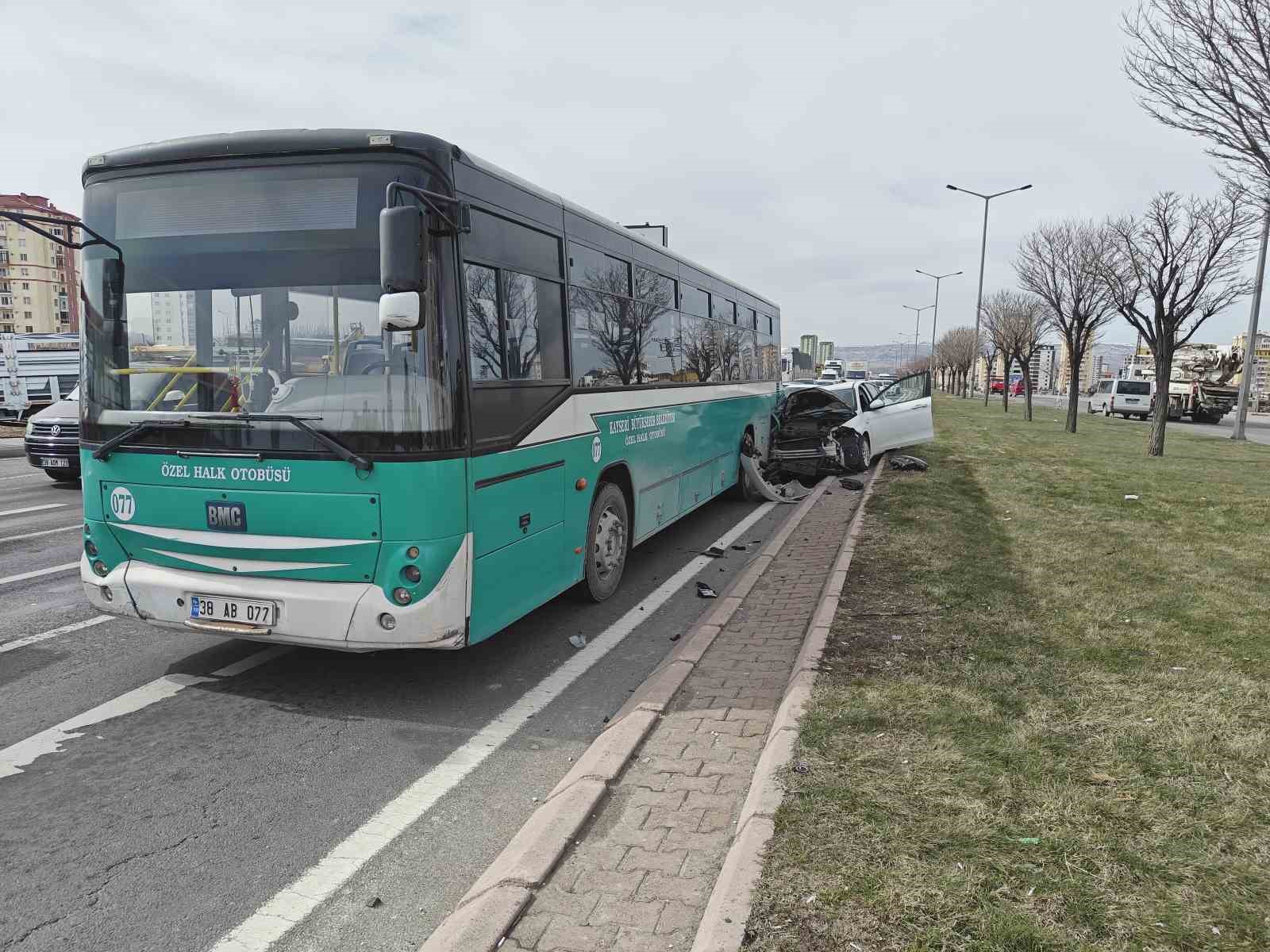 Otomobil halk otobüsüne çarptı, maddi hasar oluştu
