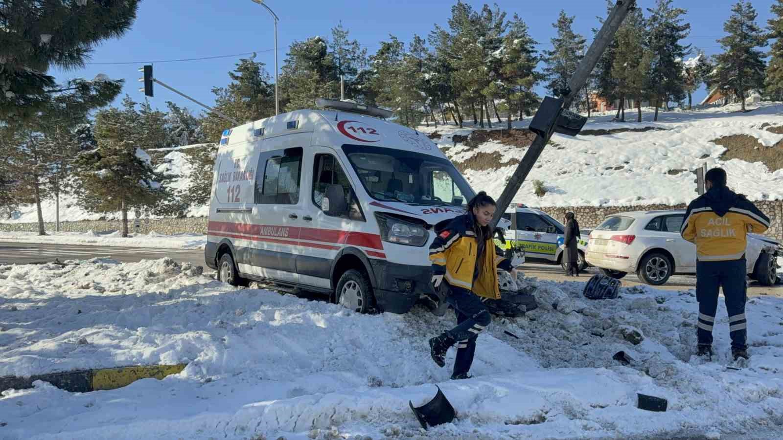 Otomobil ile ambulans çarpıştı: 2 yaralı

