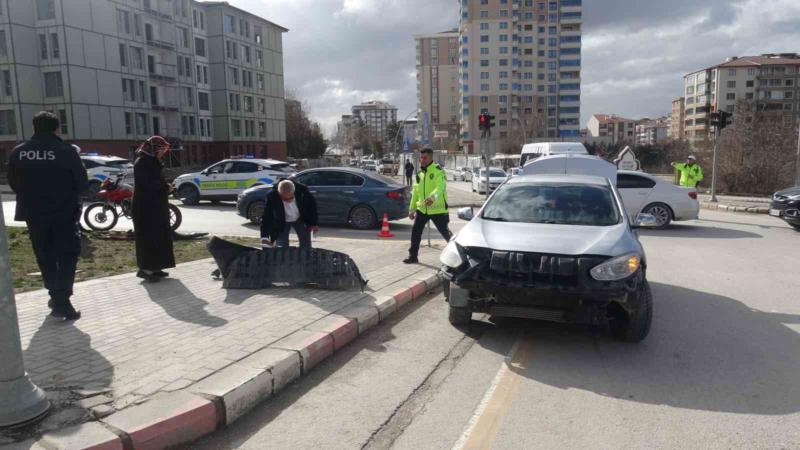 Otomobil ile çarpışan motosiklet sürücüsü kaçtı: 1 yaralı
