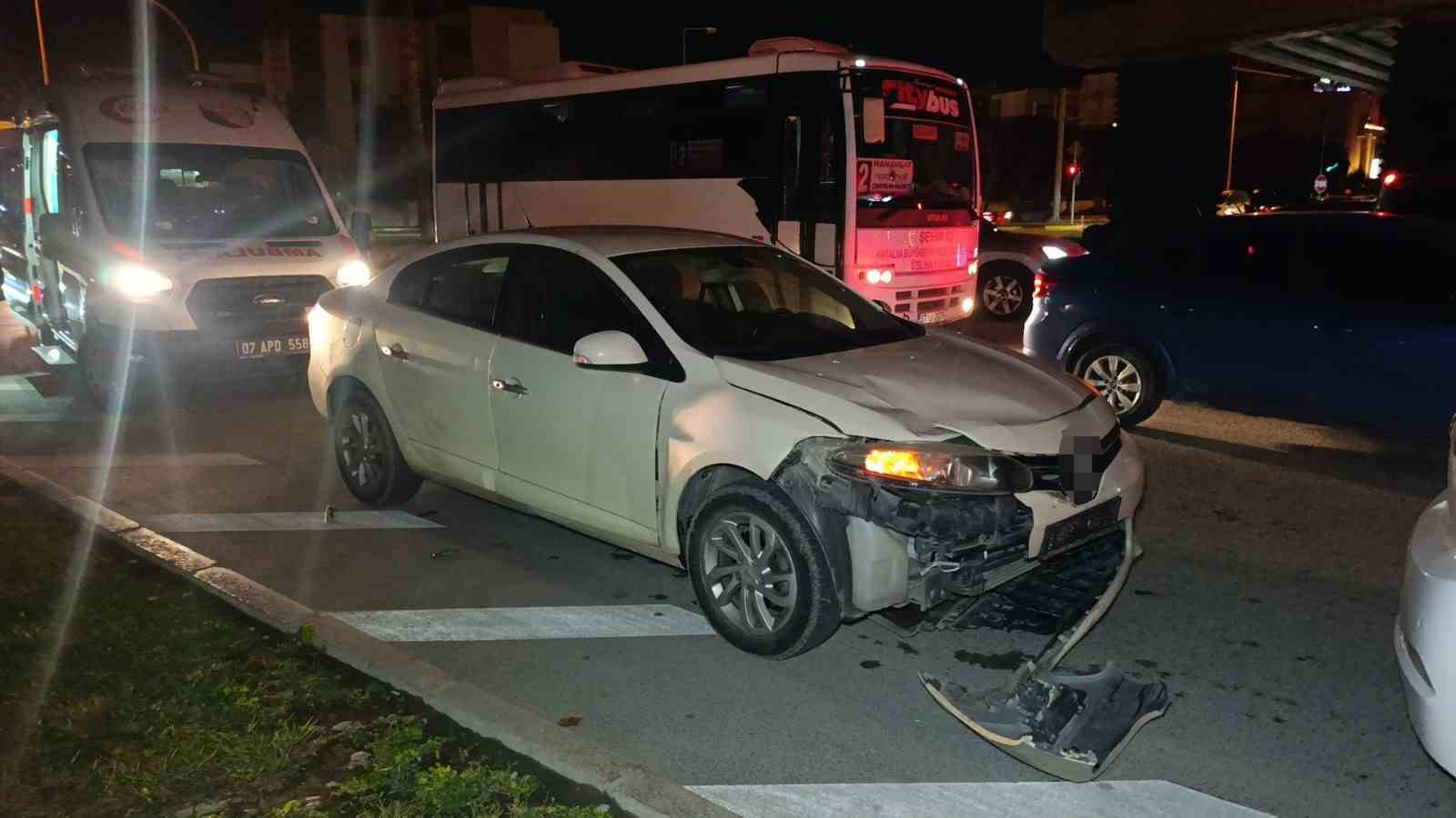 Otomobil ile çarpışan motosikletli acı içinde yerde kaldı
