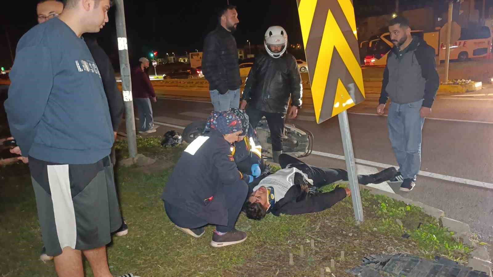 Otomobil ile çarpışan motosikletli acı içinde yerde kaldı
