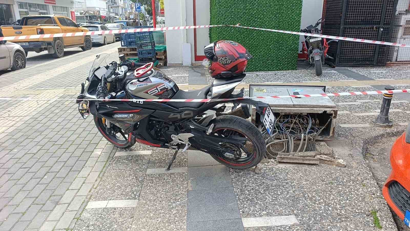 Otomobil ile çarpışan motosikletli metrelerce savruldu
