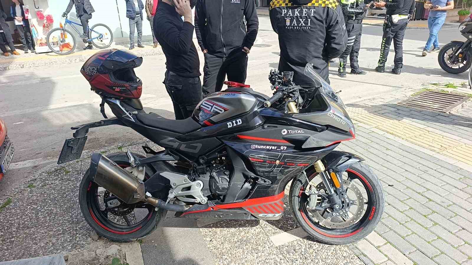 Otomobil ile çarpışan motosikletli metrelerce savruldu
