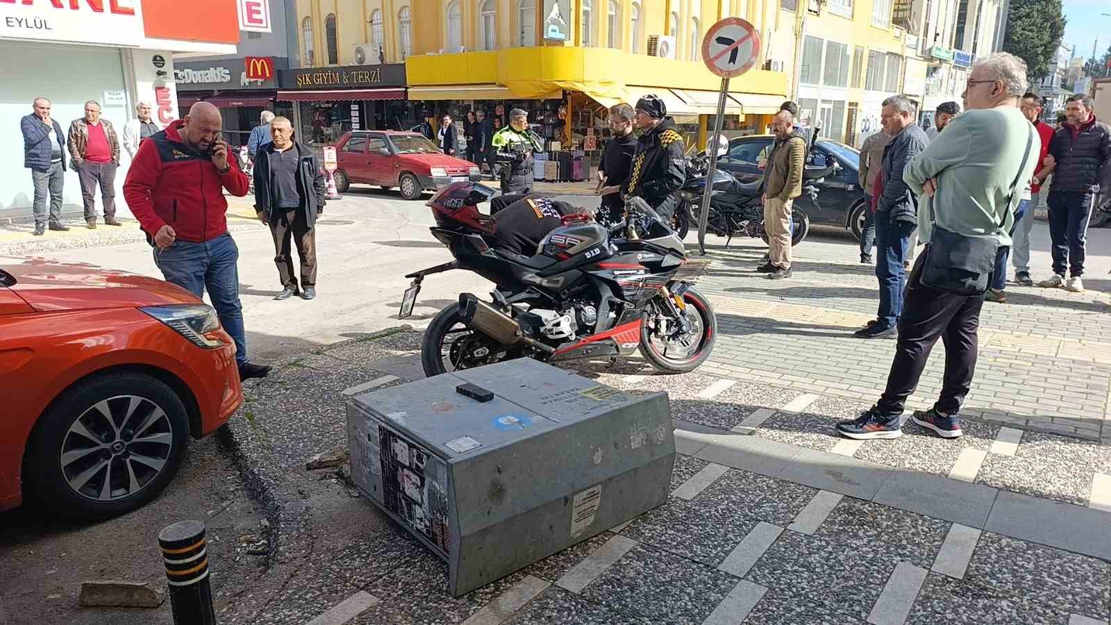 Otomobil ile çarpışan motosikletli metrelerce savruldu
