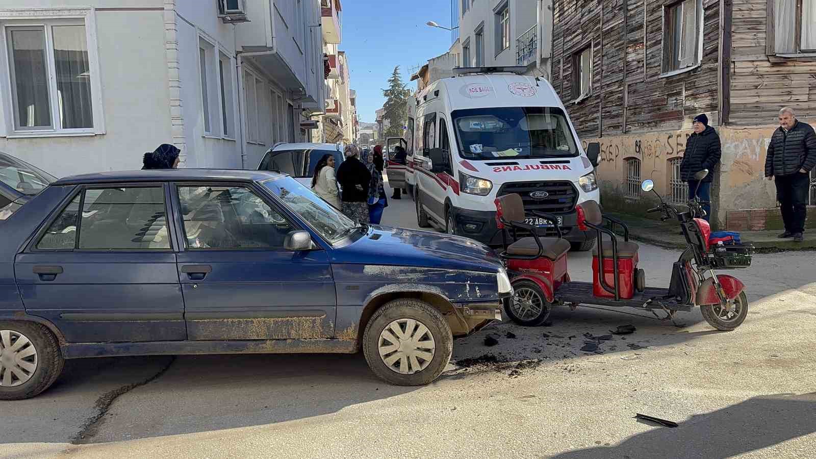 Otomobil ile çarpışan motosiklette kadın sürücü ile yanındaki 2 çocuk yaralandı
