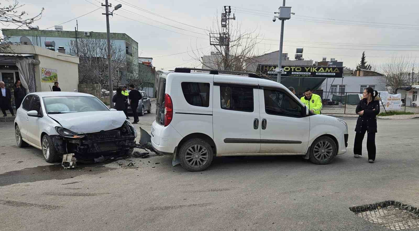Otomobil ile hafif ticari araç çarpıştı: 1 yaralı
