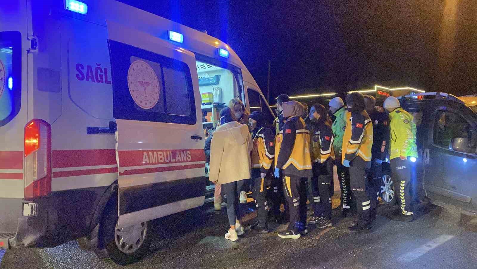 Otomobil ile hafif ticari araç çarpıştı: 5 yaralı
