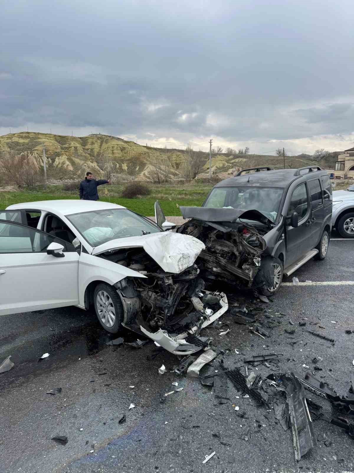 Otomobil ile hafif ticari araç kafa kafaya çarpıştı: 4 yaralı

