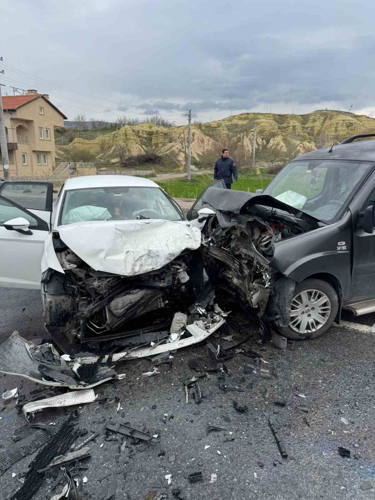 Otomobil ile hafif ticari araç kafa kafaya çarpıştı: 4 yaralı
