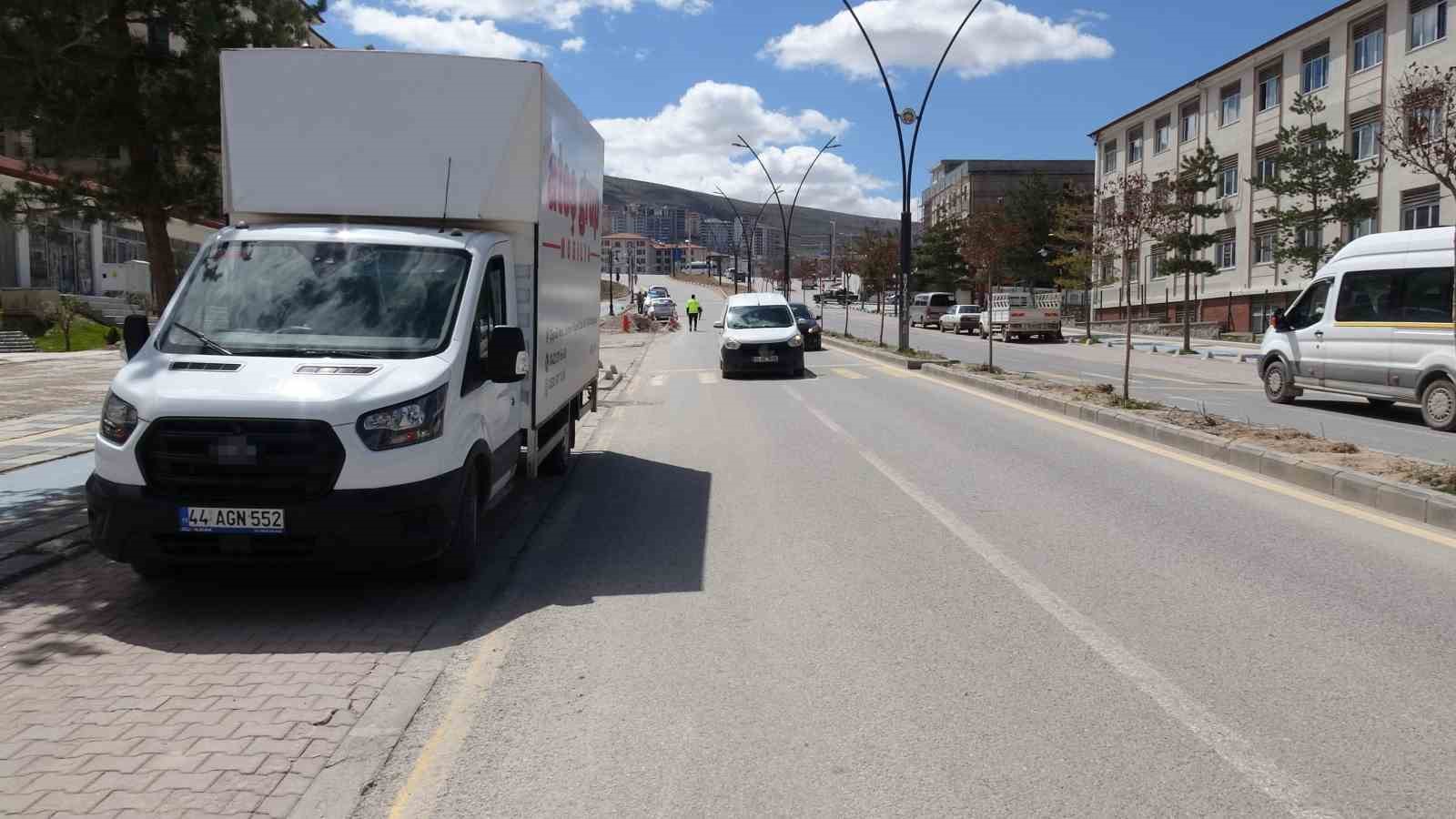 Otomobil ile kamyonet çarpıştı: 1 yaralı
