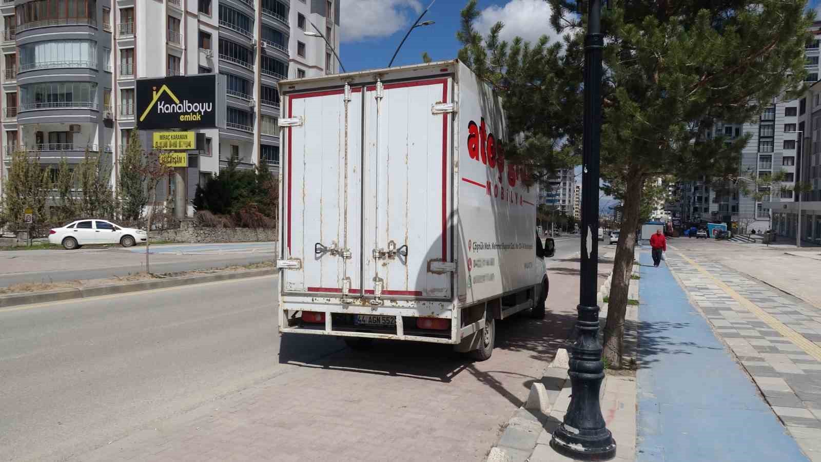 Otomobil ile kamyonet çarpıştı: 1 yaralı
