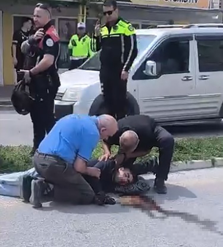 Otomobil ile motosiklet çarpıştı, 1 kişi yaralandı: O anlar kamerada
