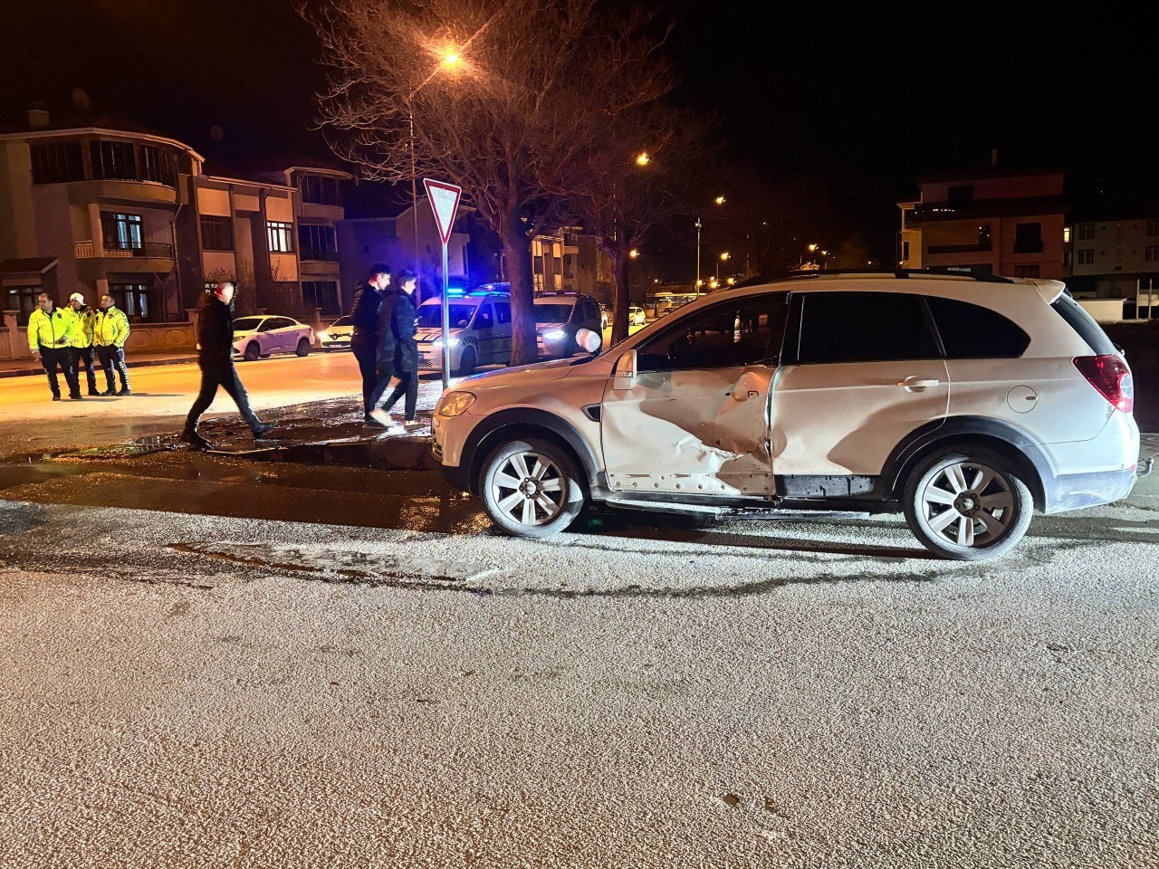 Otomobil ile motosiklet çarpıştı: 2 yaralı
