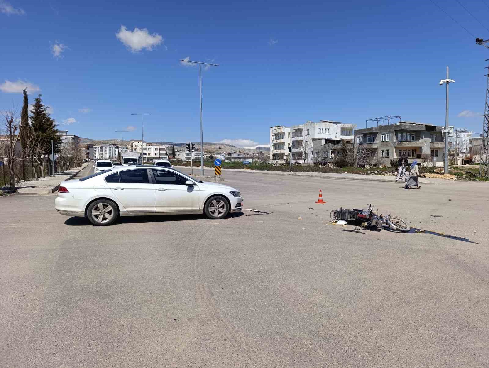 Otomobil ile motosiklet çarptı: 1 yaralı
