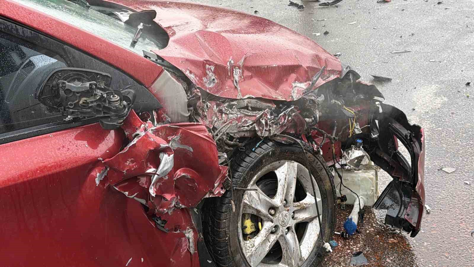 Otomobil ile traktör çarpıştı: 2 yaralı
