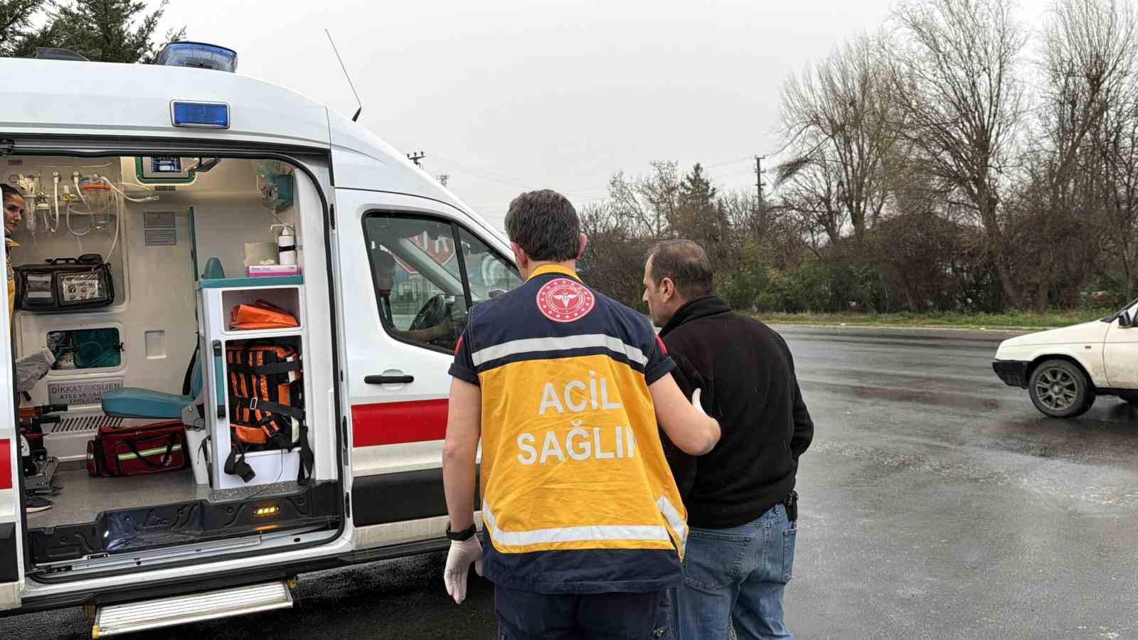 Otomobil ile traktör çarpıştı: 2 yaralı
