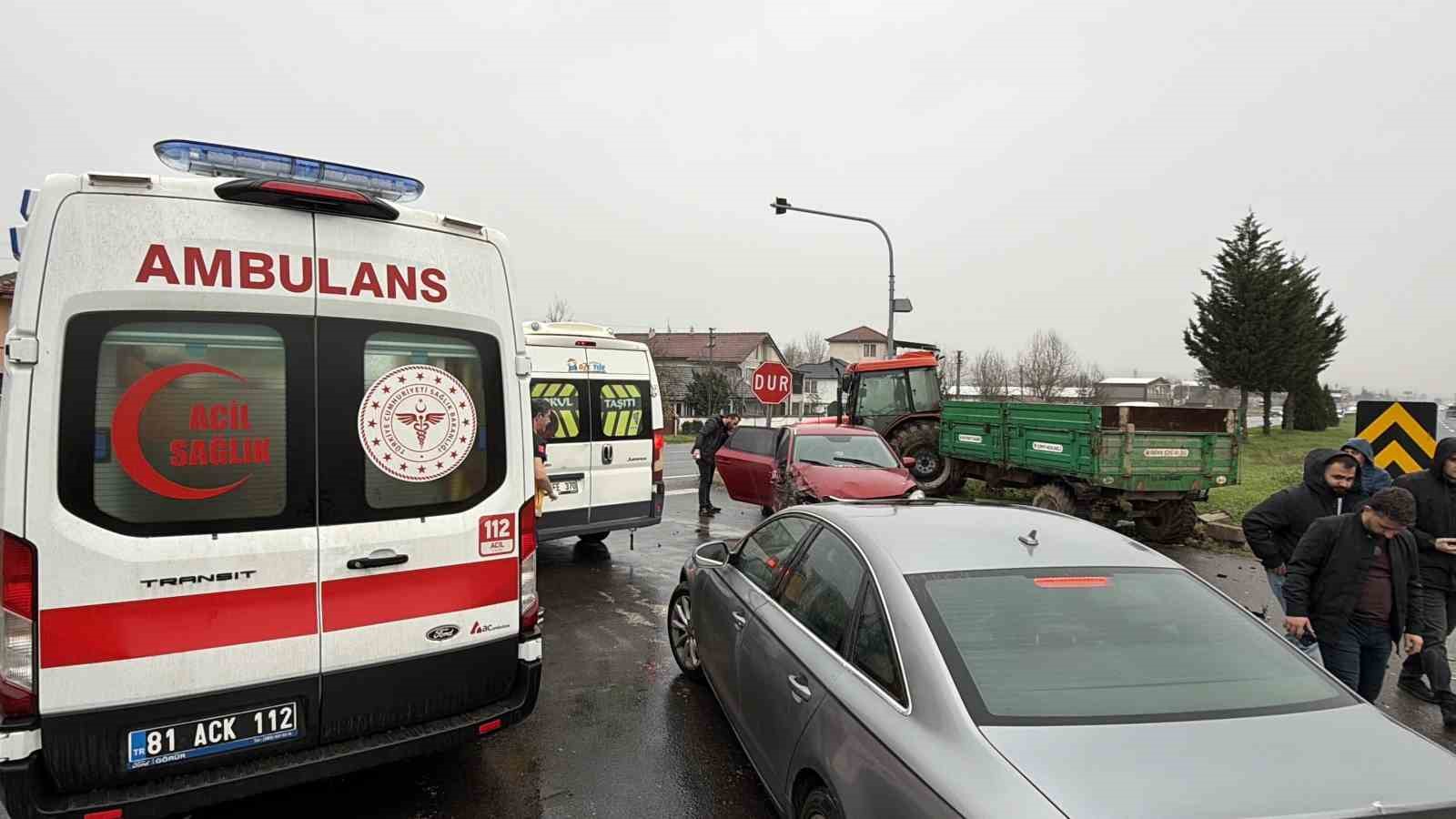 Otomobil ile traktör çarpıştı: 2 yaralı
