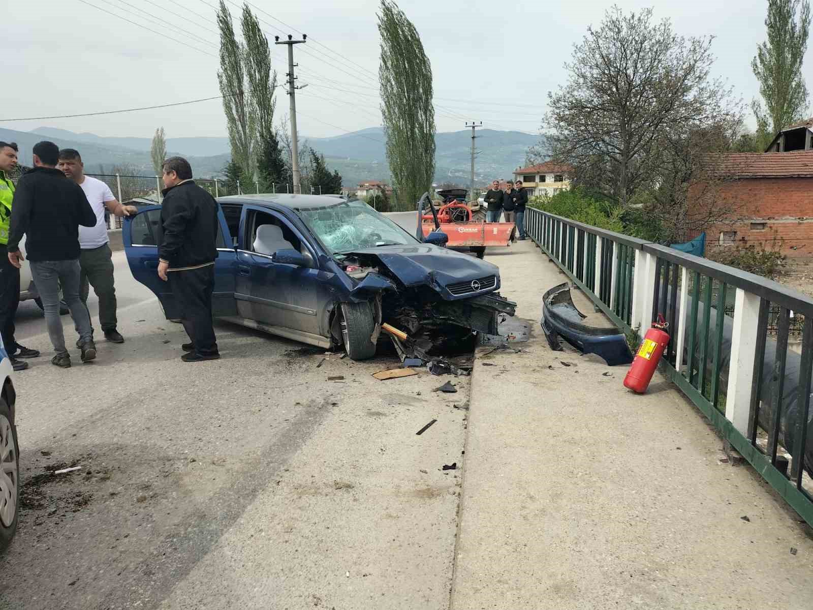 Otomobil ile traktör çarpıştı: 3 yaralı
