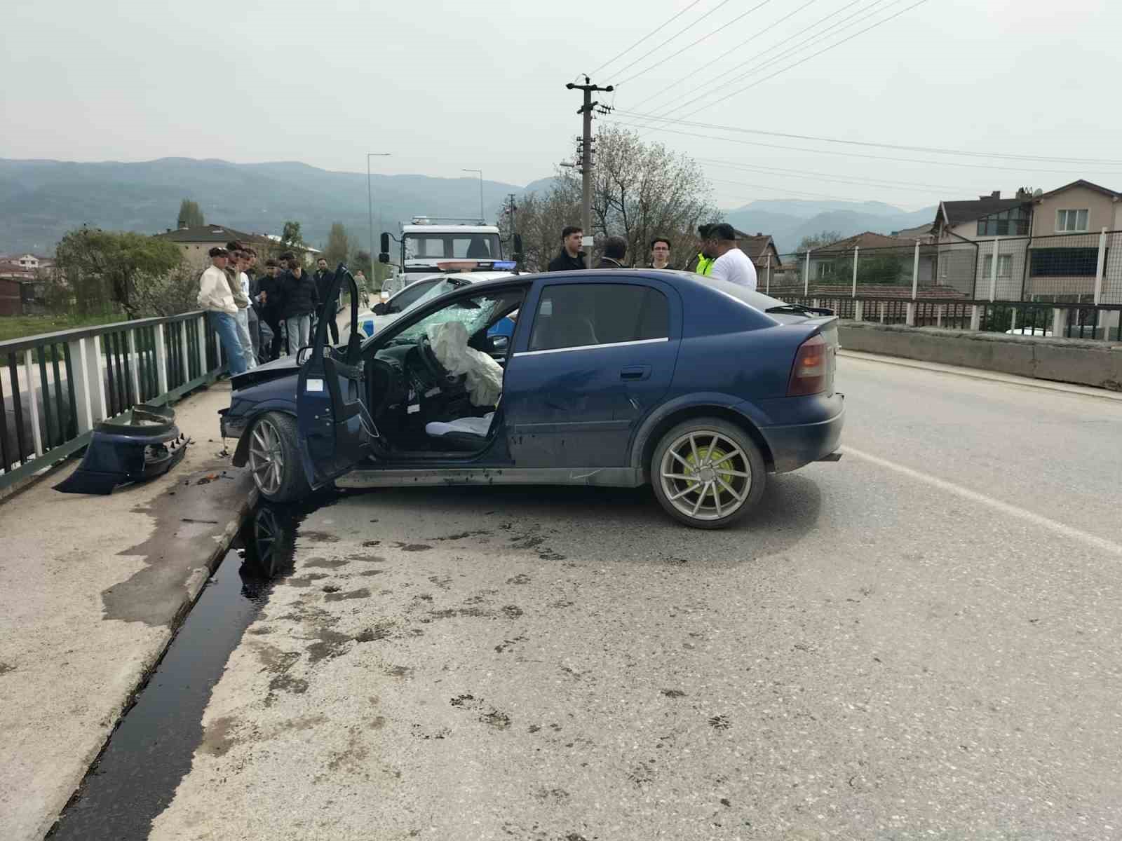 Otomobil ile traktör çarpıştı: 3 yaralı
