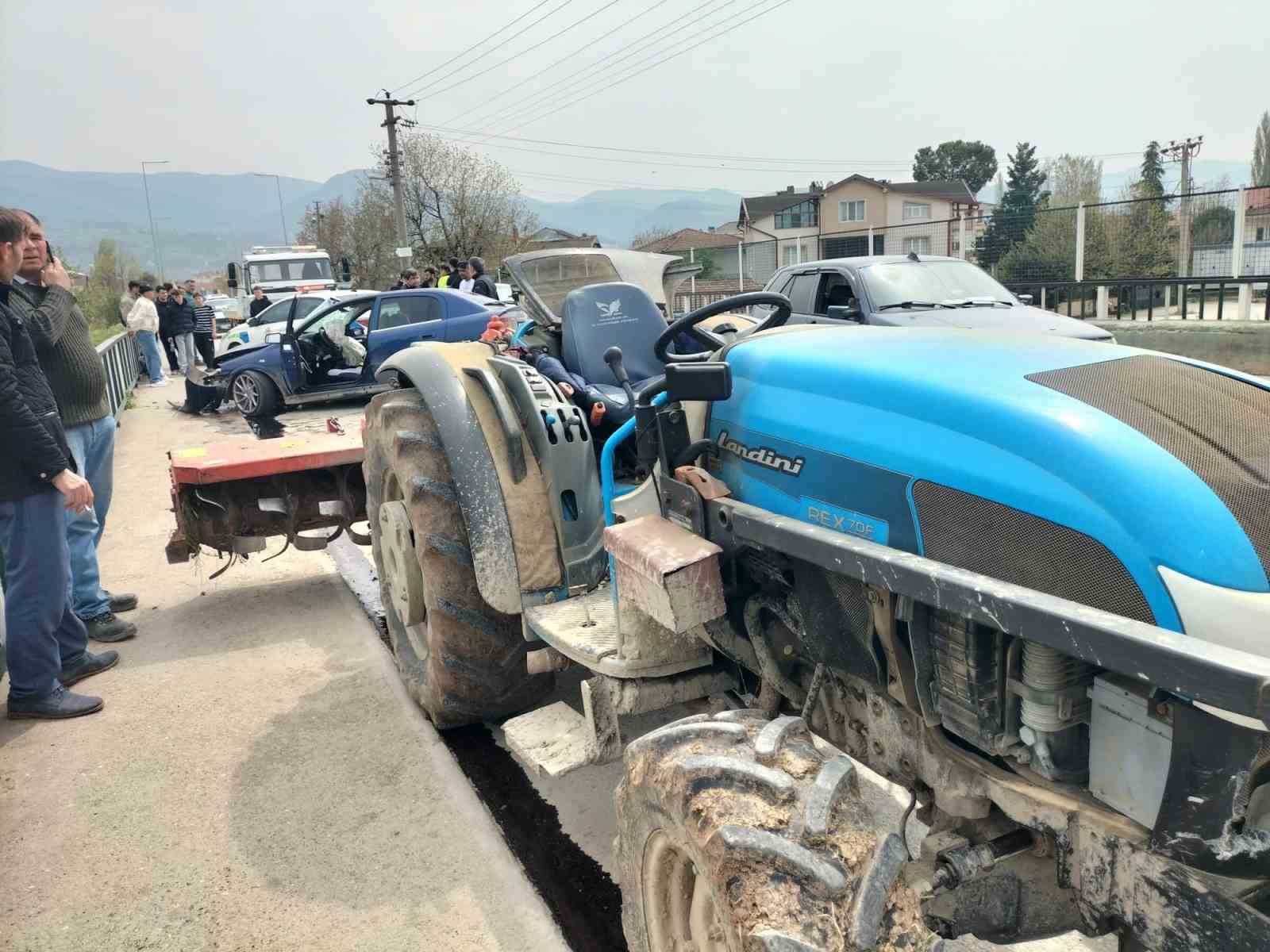 Otomobil ile traktör çarpıştı: 3 yaralı
